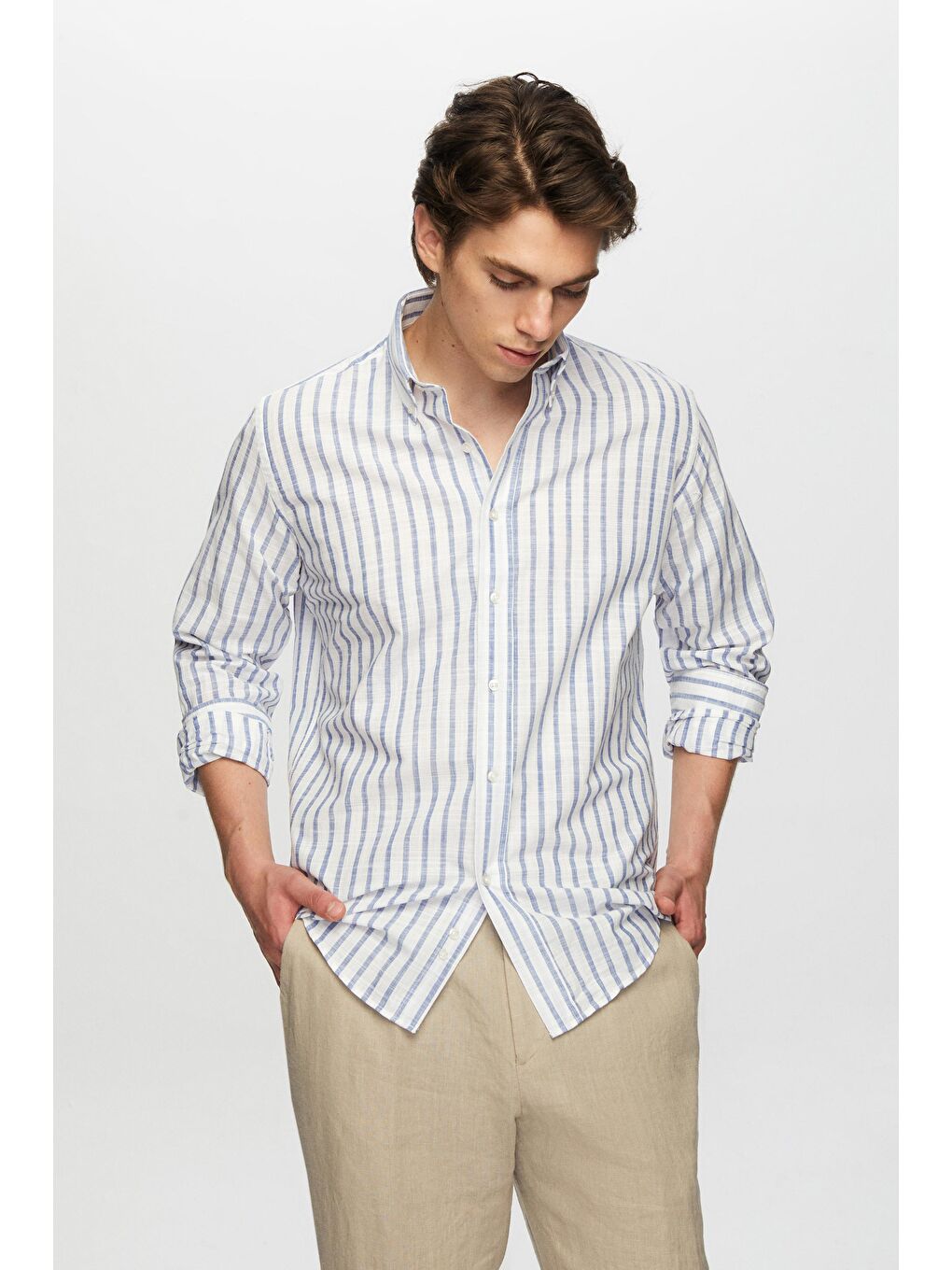 Slim Fit Mavi Çizgili Düğmeli Yaka %100 Pamuk Flamlı Yazlık Keten Görünümlü Gömlek-3