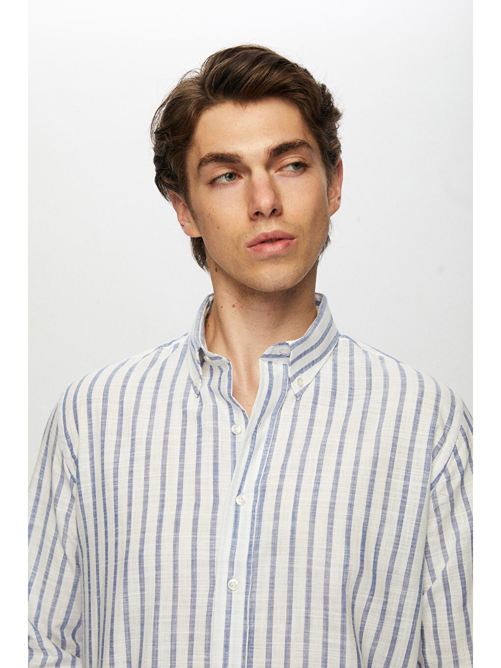 Slim Fit Mavi Çizgili Düğmeli Yaka %100 Pamuk Flamlı Yazlık Keten Görünümlü Gömlek-1