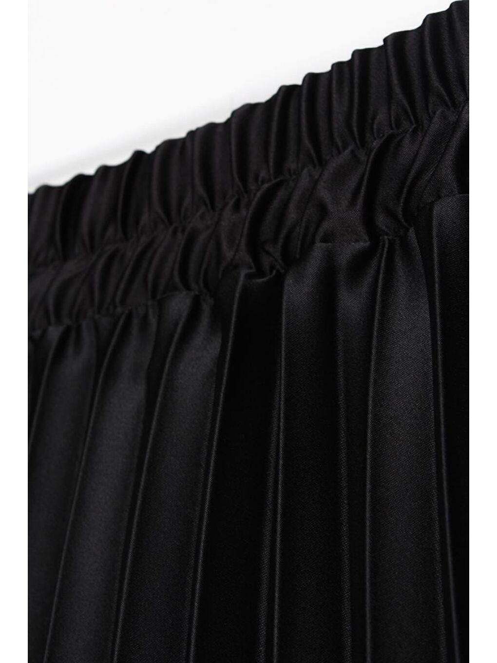 Siyah Beli Lastikli Piliseli Rahat Kalıp Saten Etek-4