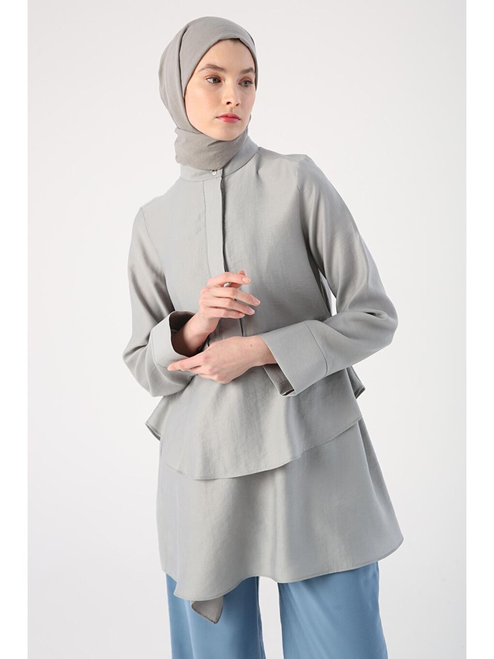 Gri Volanlı Hakim Yaka Yarım Patlı Tunik