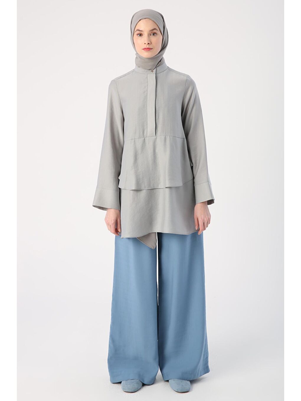 Gri Volanlı Hakim Yaka Yarım Patlı Tunik-1