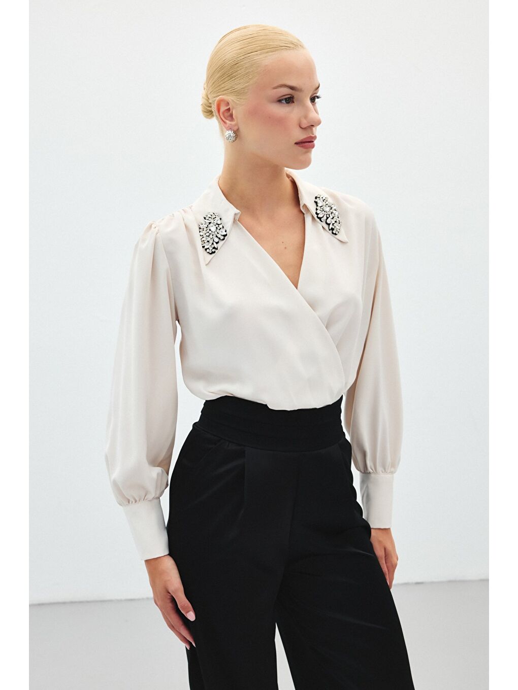 Aksesuar Detaylı Bodysuit Bluz - Bej