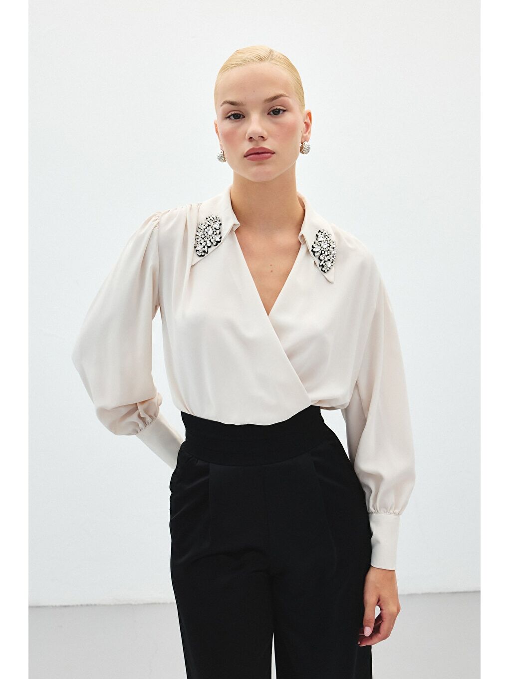 Aksesuar Detaylı Bodysuit Bluz - Bej-1