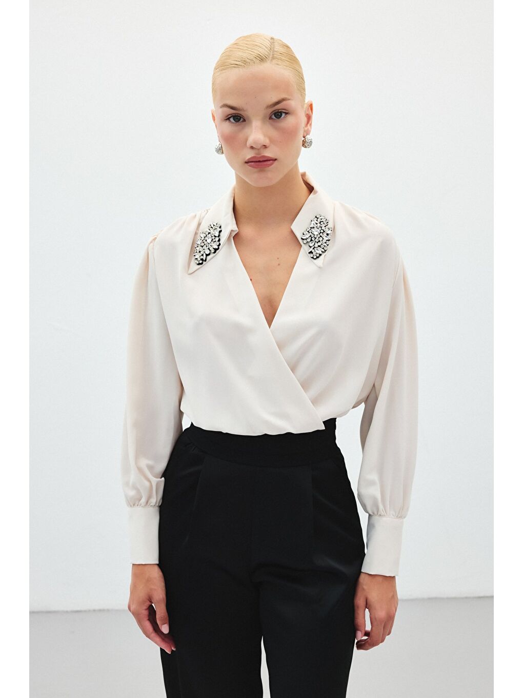 Aksesuar Detaylı Bodysuit Bluz - Bej-2