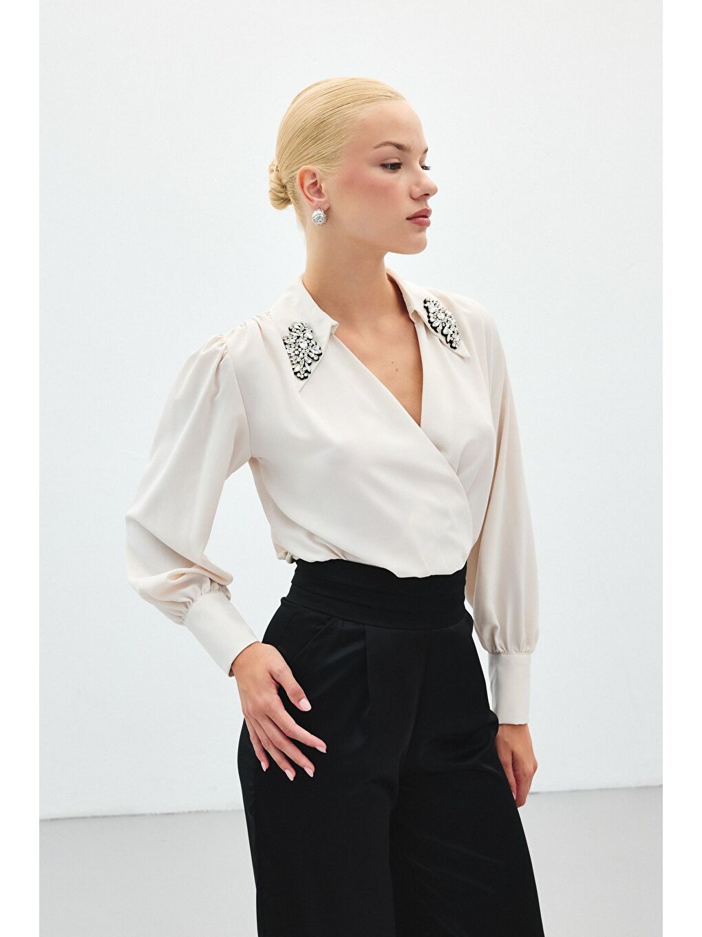 Aksesuar Detaylı Bodysuit Bluz - Bej-3