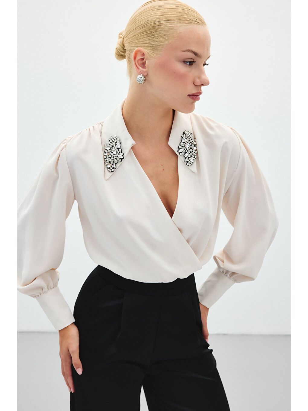 Aksesuar Detaylı Bodysuit Bluz - Bej-4