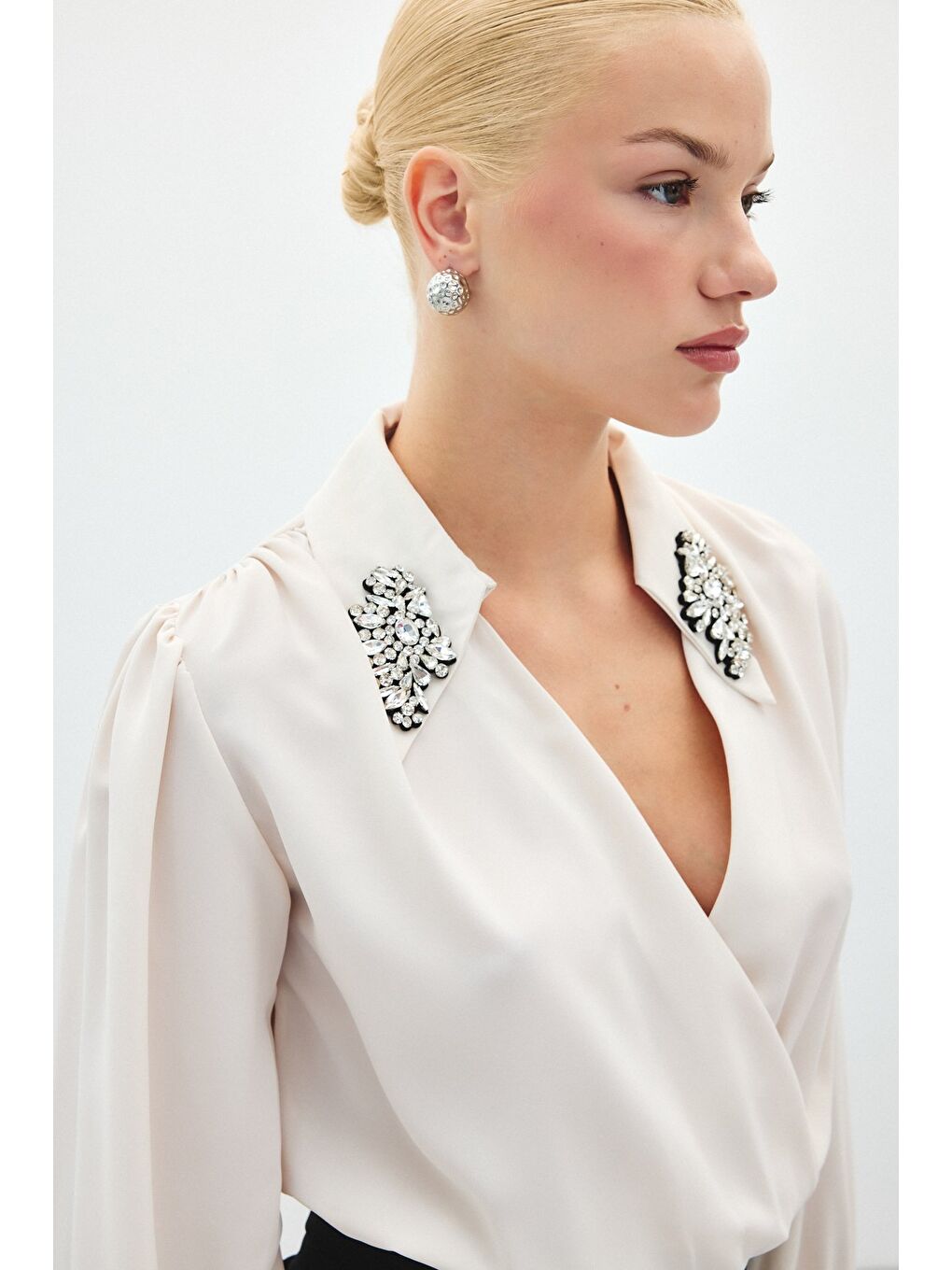 Aksesuar Detaylı Bodysuit Bluz - Bej-5