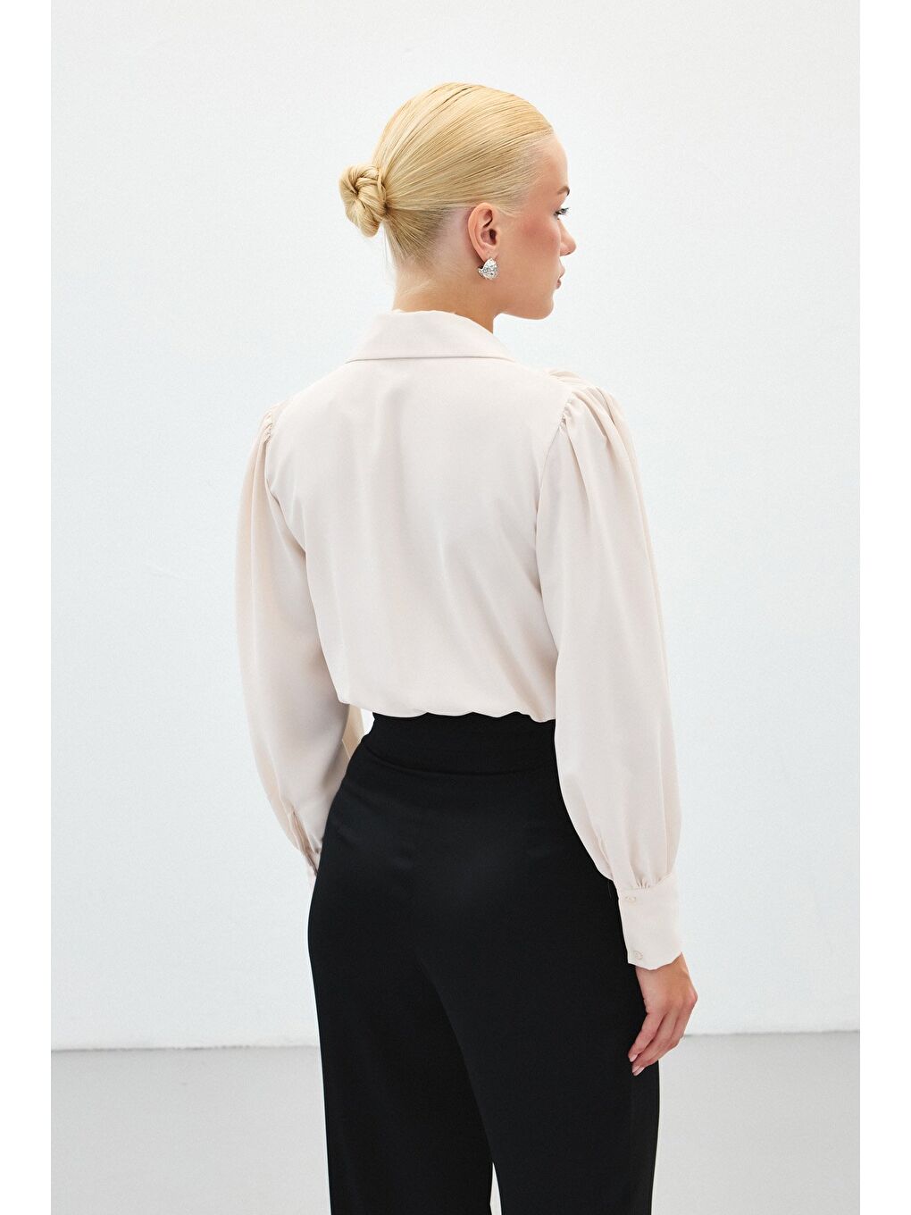 Aksesuar Detaylı Bodysuit Bluz - Bej-6