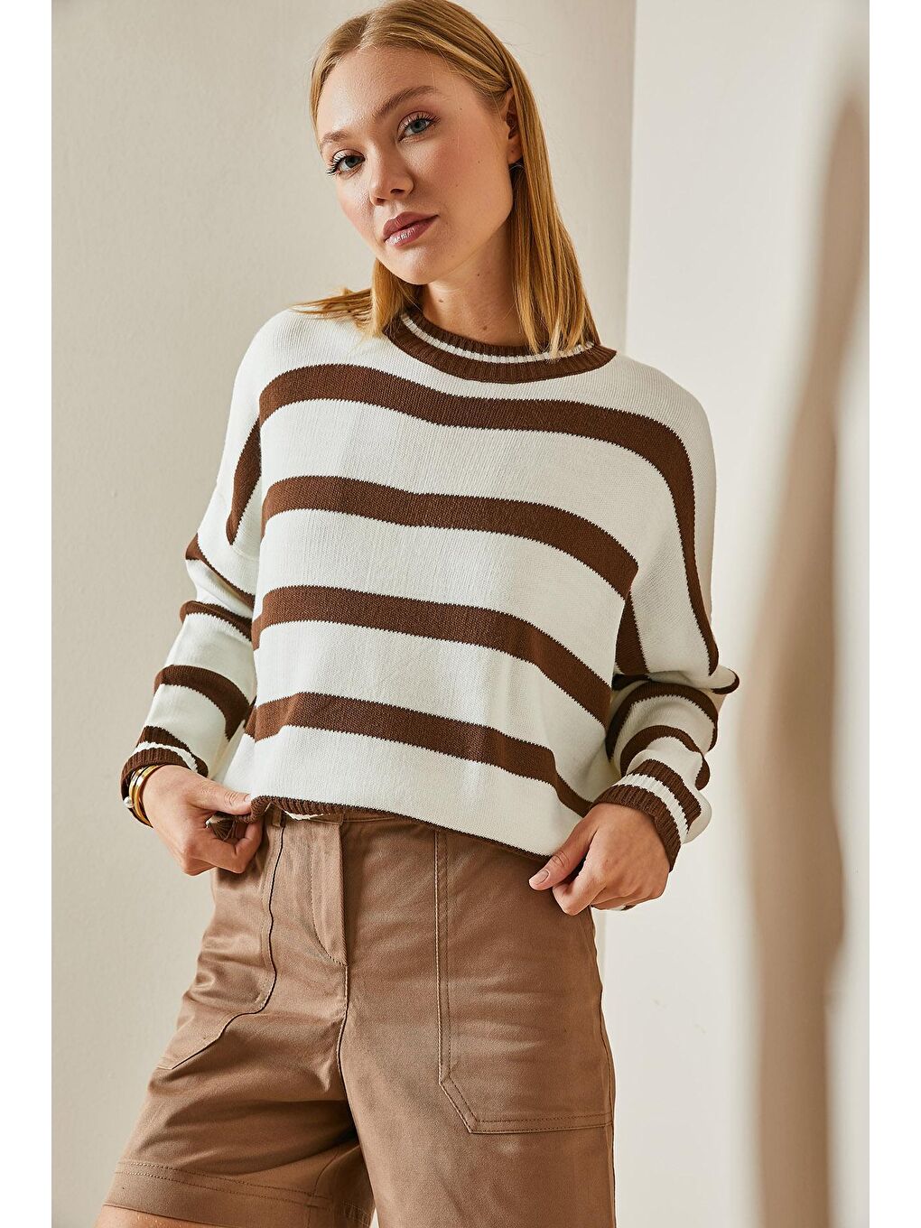 Kahverengi Bisiklet Yaka Çizgili Crop Kazak 4KXK3-47589-18-4