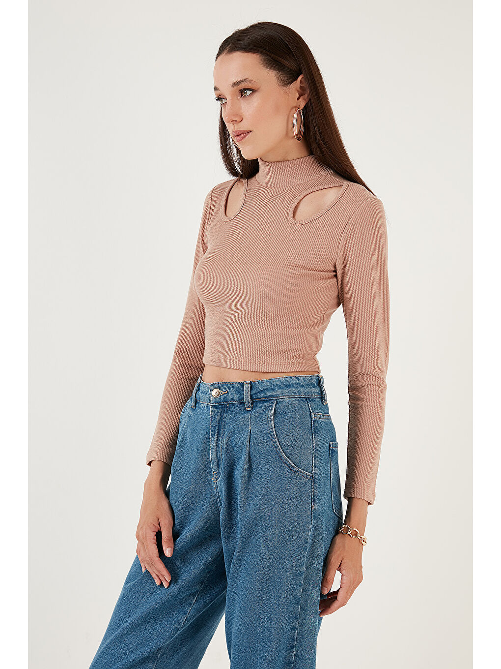 Kahverengi Esnek Slim Fit Cut Out Pencereli Dik Yaka Crop Bluz 5865348-5