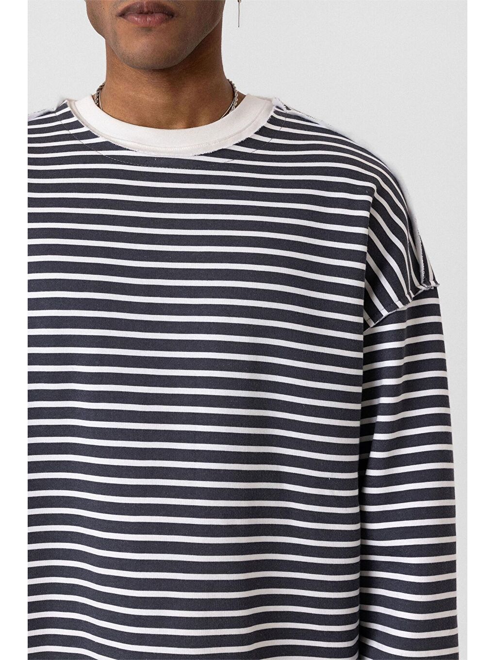 Gri Yaka Detaylı Oversize Sweatshirt Füme-4