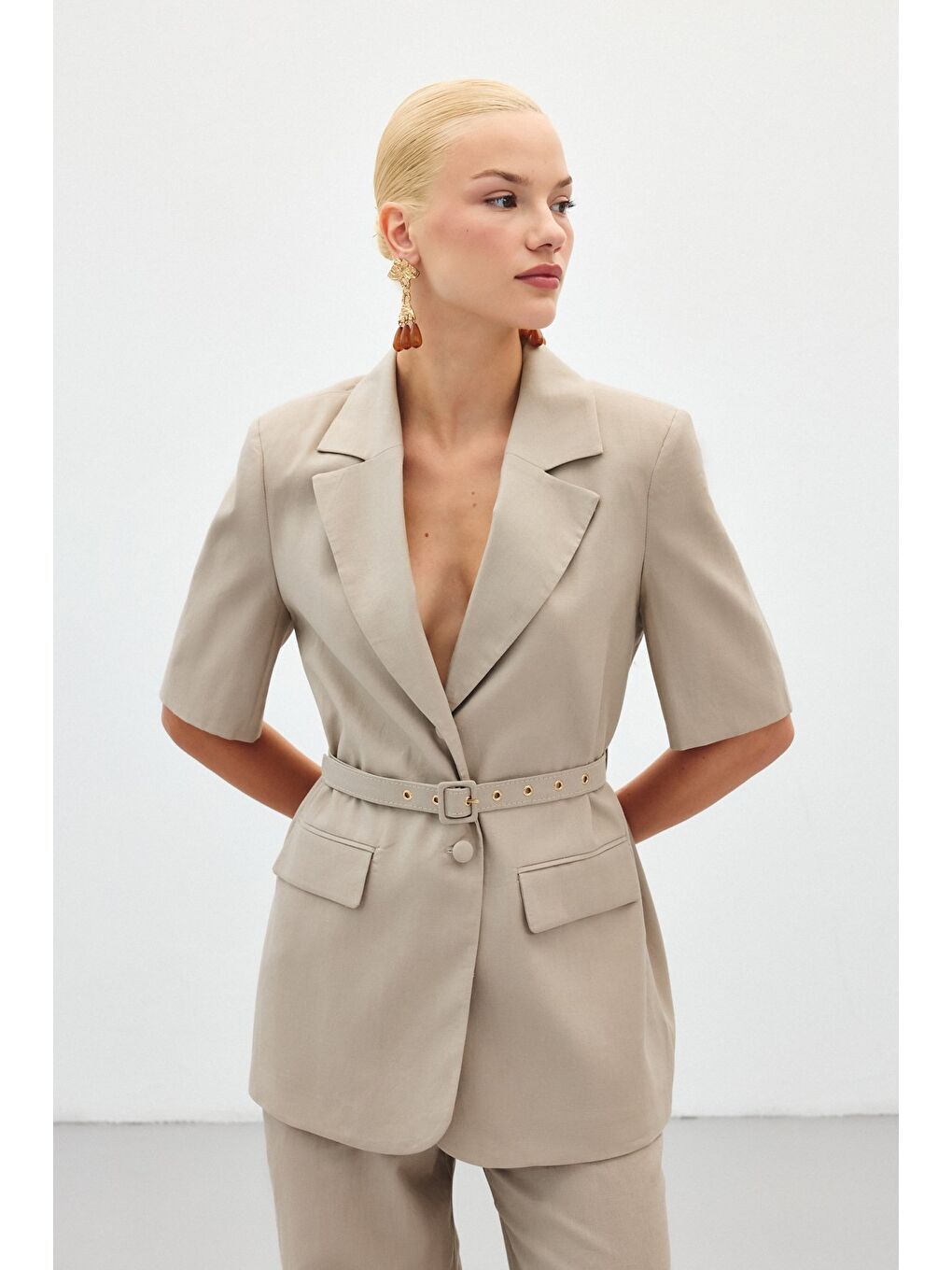 Bej Kısa Kollu Kemerli Ceket - Vizon-1