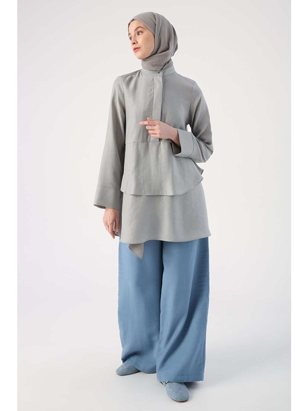 Gri Volanlı Hakim Yaka Yarım Patlı Tunik-4