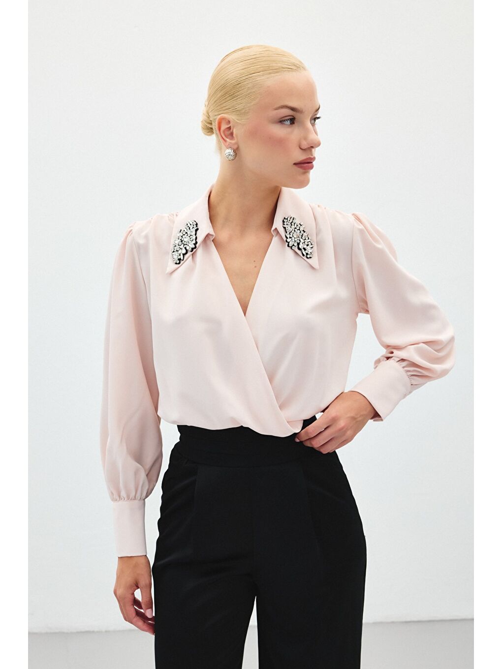 Pembe Aksesuar Detaylı Bodysuit Bluz - Pudra-1