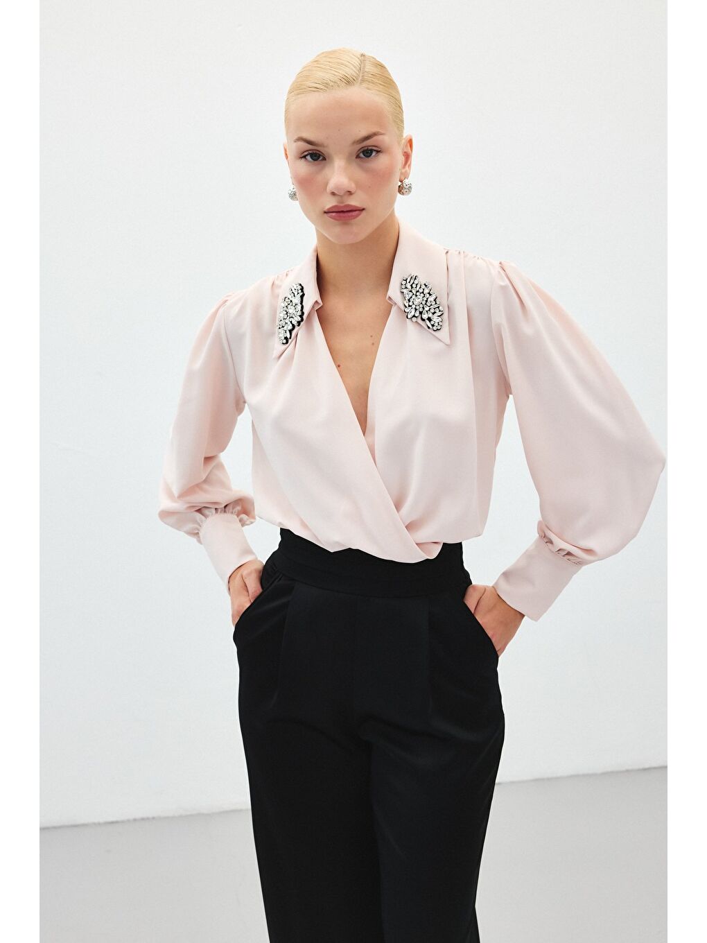 Pembe Aksesuar Detaylı Bodysuit Bluz - Pudra-2