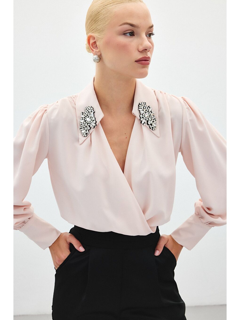 Pembe Aksesuar Detaylı Bodysuit Bluz - Pudra-3