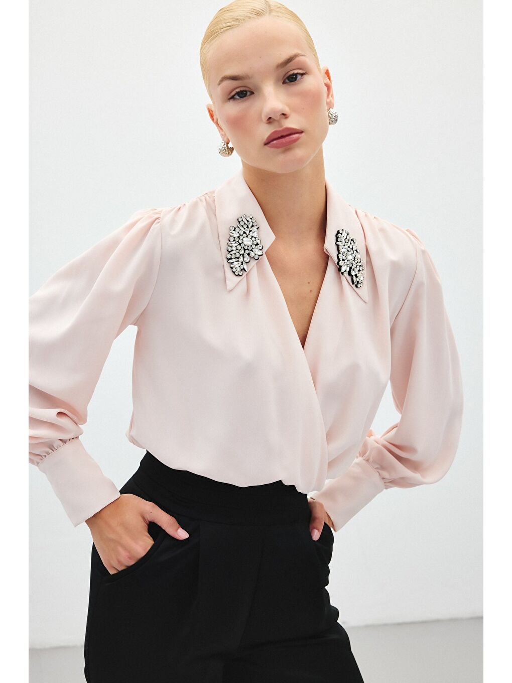 Pembe Aksesuar Detaylı Bodysuit Bluz - Pudra-4