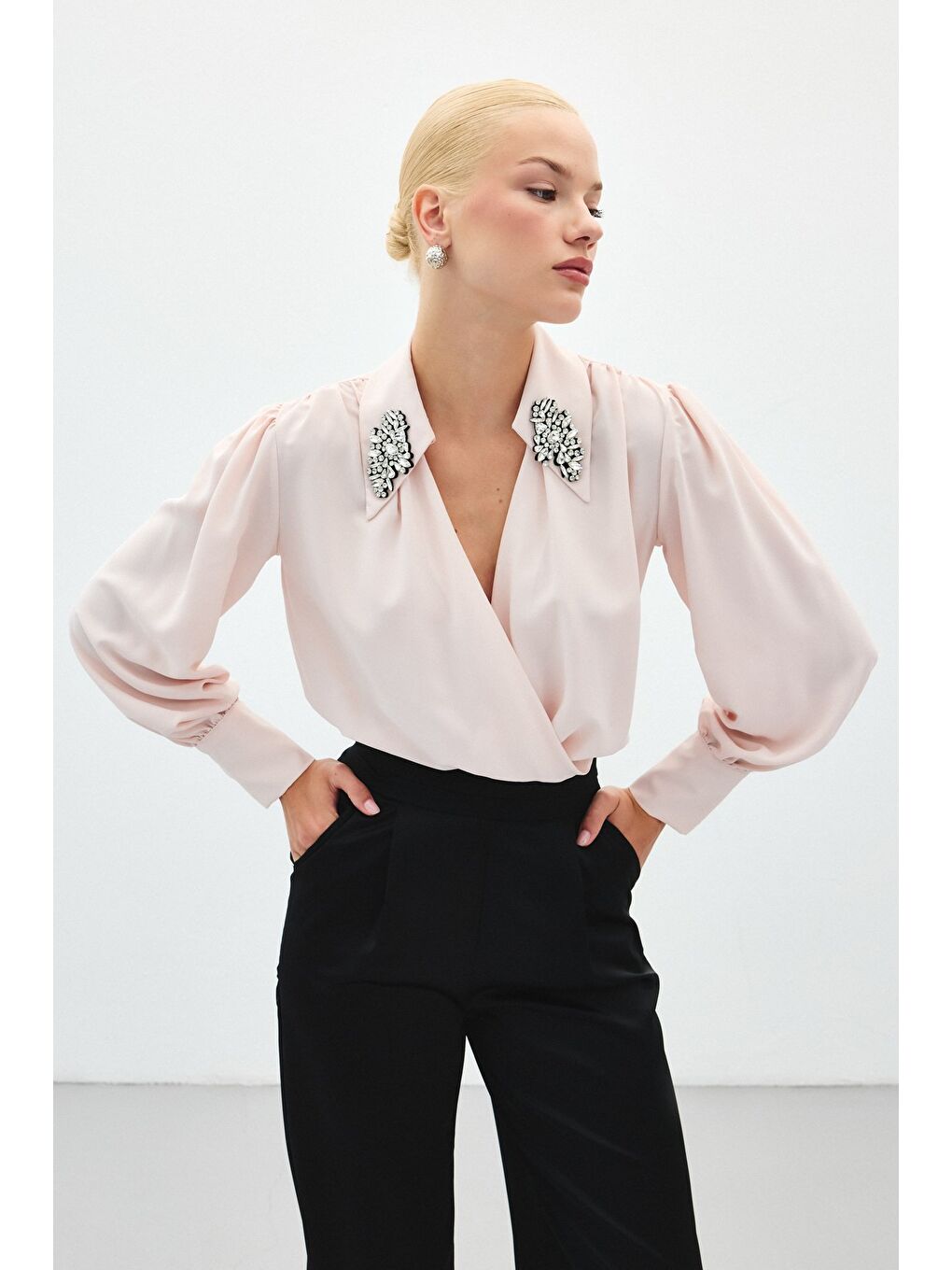 Pembe Aksesuar Detaylı Bodysuit Bluz - Pudra-5