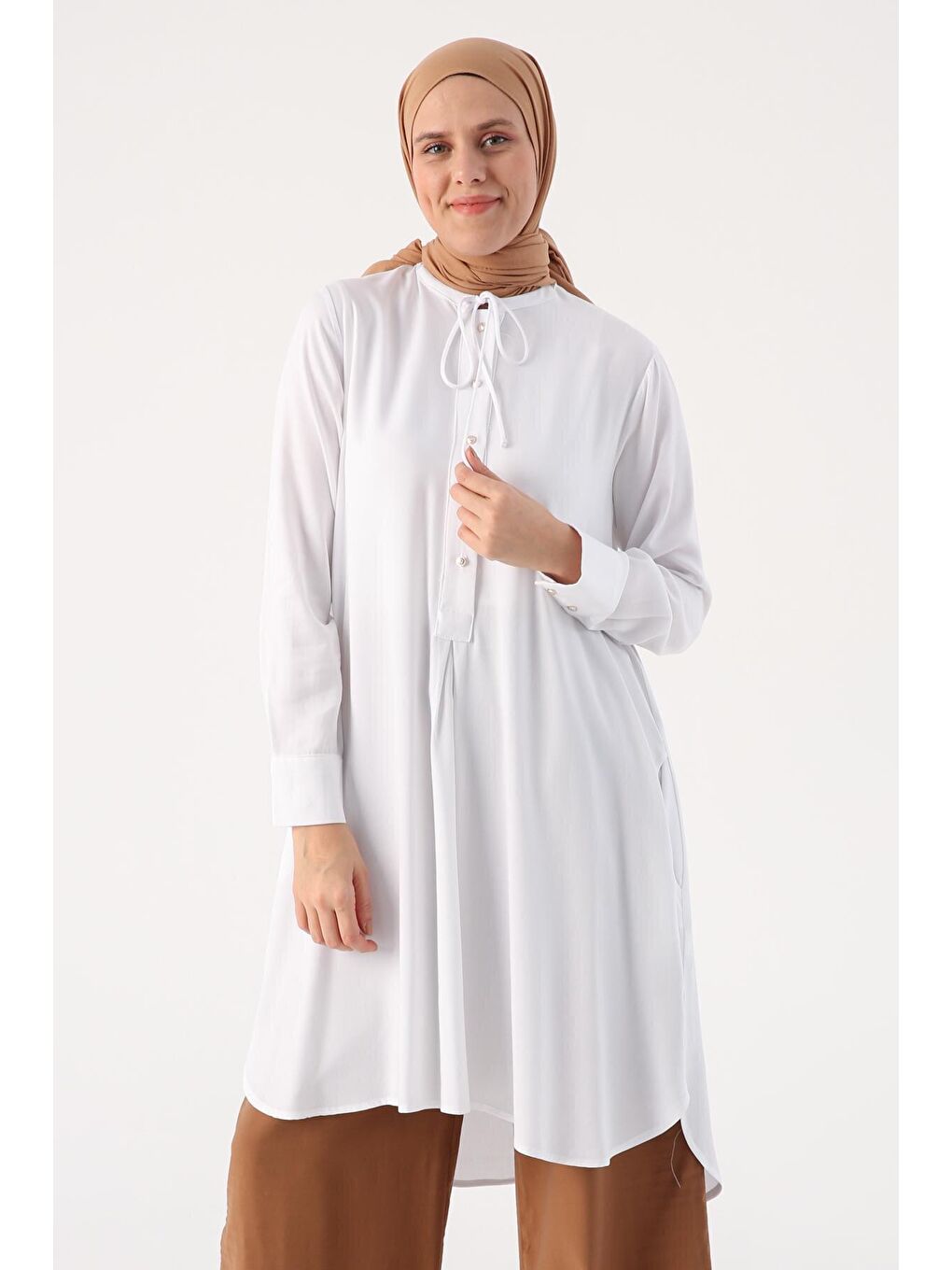 Beyaz Yakası Kanallı Yarım Patlı Viskon Tunik