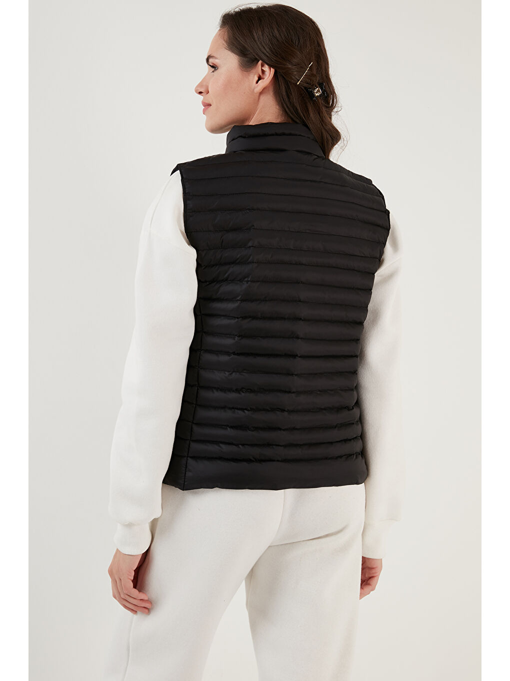 Siyah Slim Fit Dik Yaka Cepli Şişme Kadın Yelek 497TAMARA-5