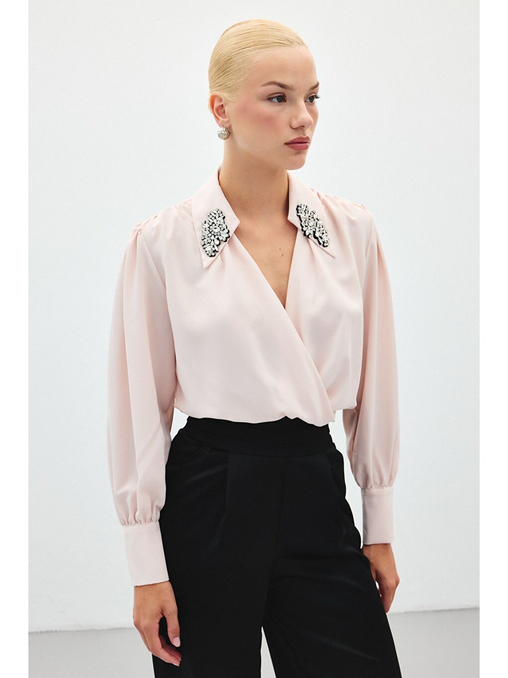 Pembe Aksesuar Detaylı Bodysuit Bluz - Pudra-6