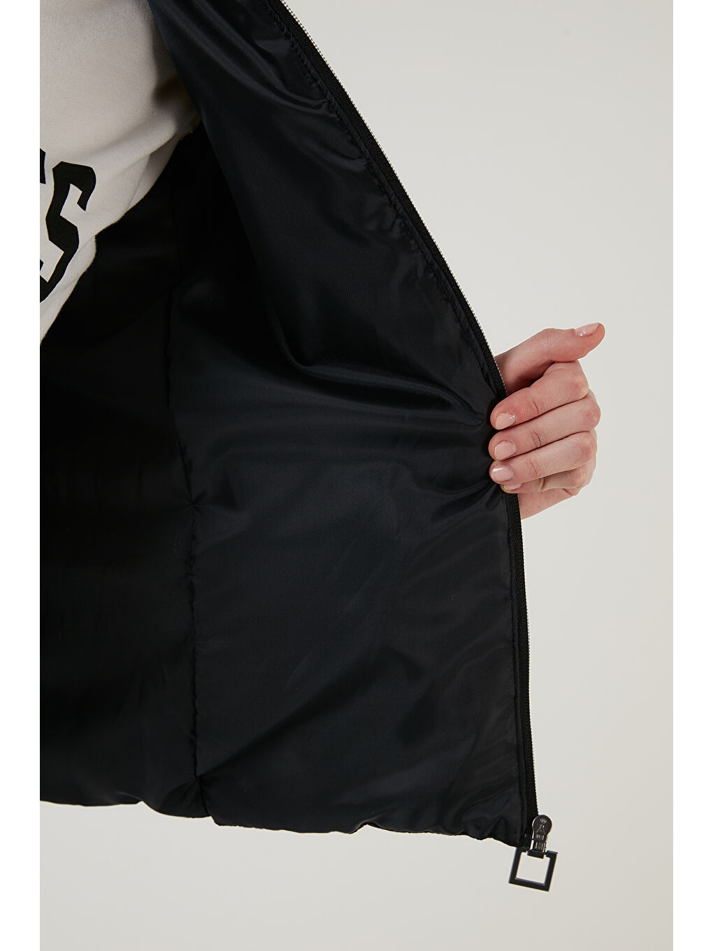 Siyah Slim Fit Dik Yaka Cepli Şişme Kadın Yelek 497TAMARA-6