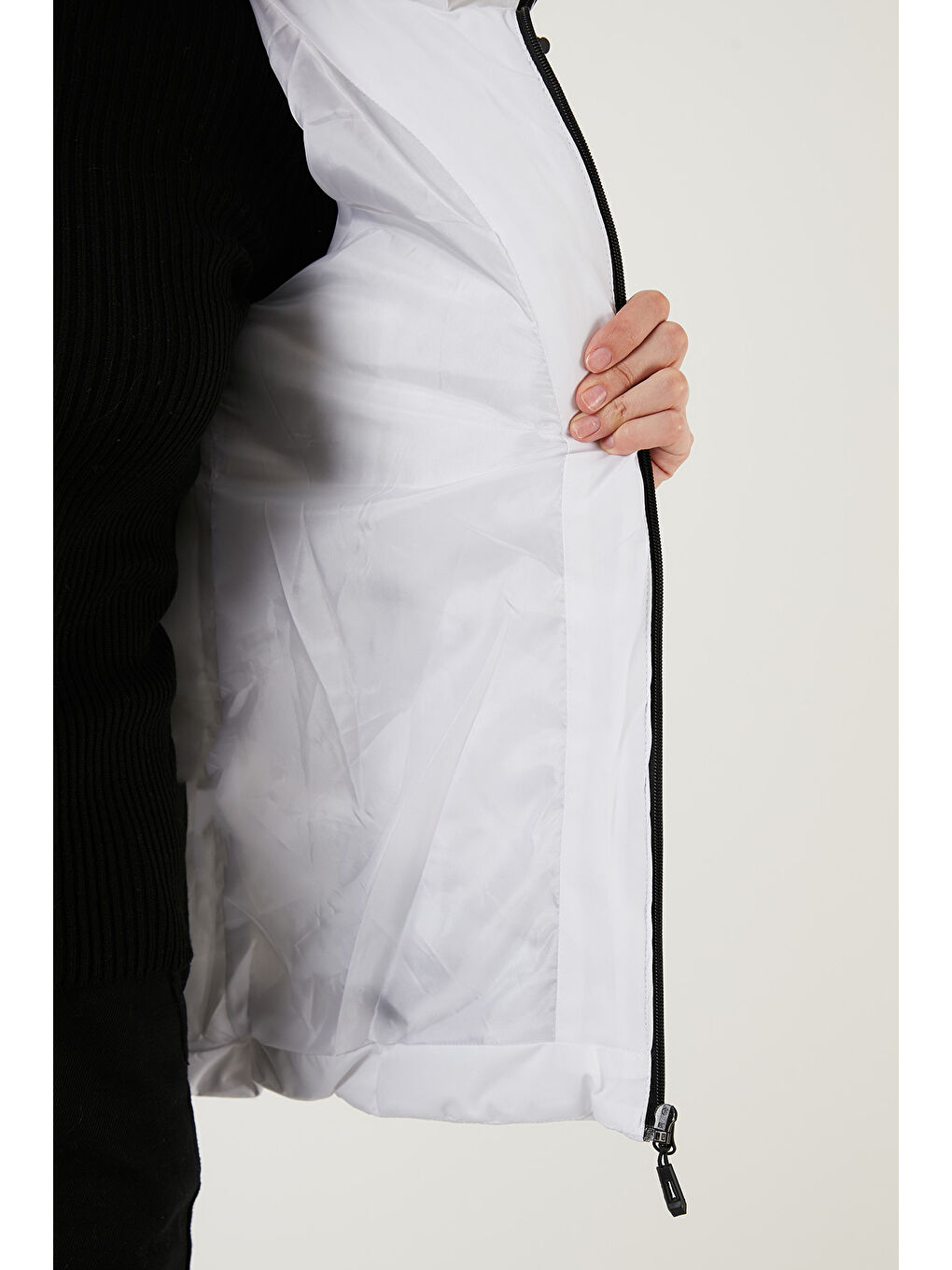 Beyaz Kapüşonlu Dik Yakalı Cepli Dar Kesim Şişme Kadın Mont 6274121-5