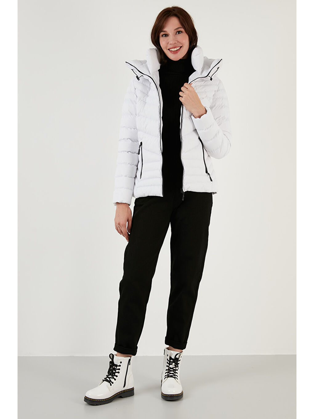 Beyaz Kapüşonlu Dik Yakalı Cepli Dar Kesim Şişme Kadın Mont 6274121-6