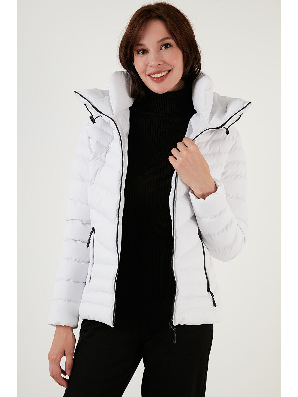 Beyaz Kapüşonlu Dik Yakalı Cepli Dar Kesim Şişme Kadın Mont 6274121-7