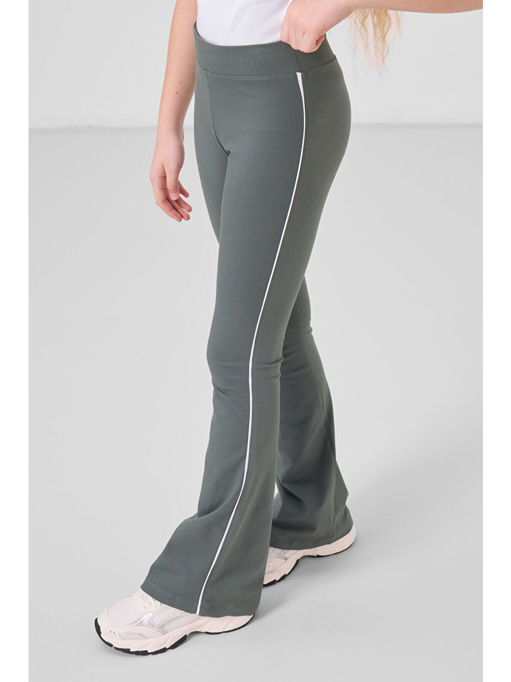 Beyaz-Haki Pamuklu O Yaka Standart Fit Basic İspanyol Paça Kız Çocuk Tayt Takım - 75192-1