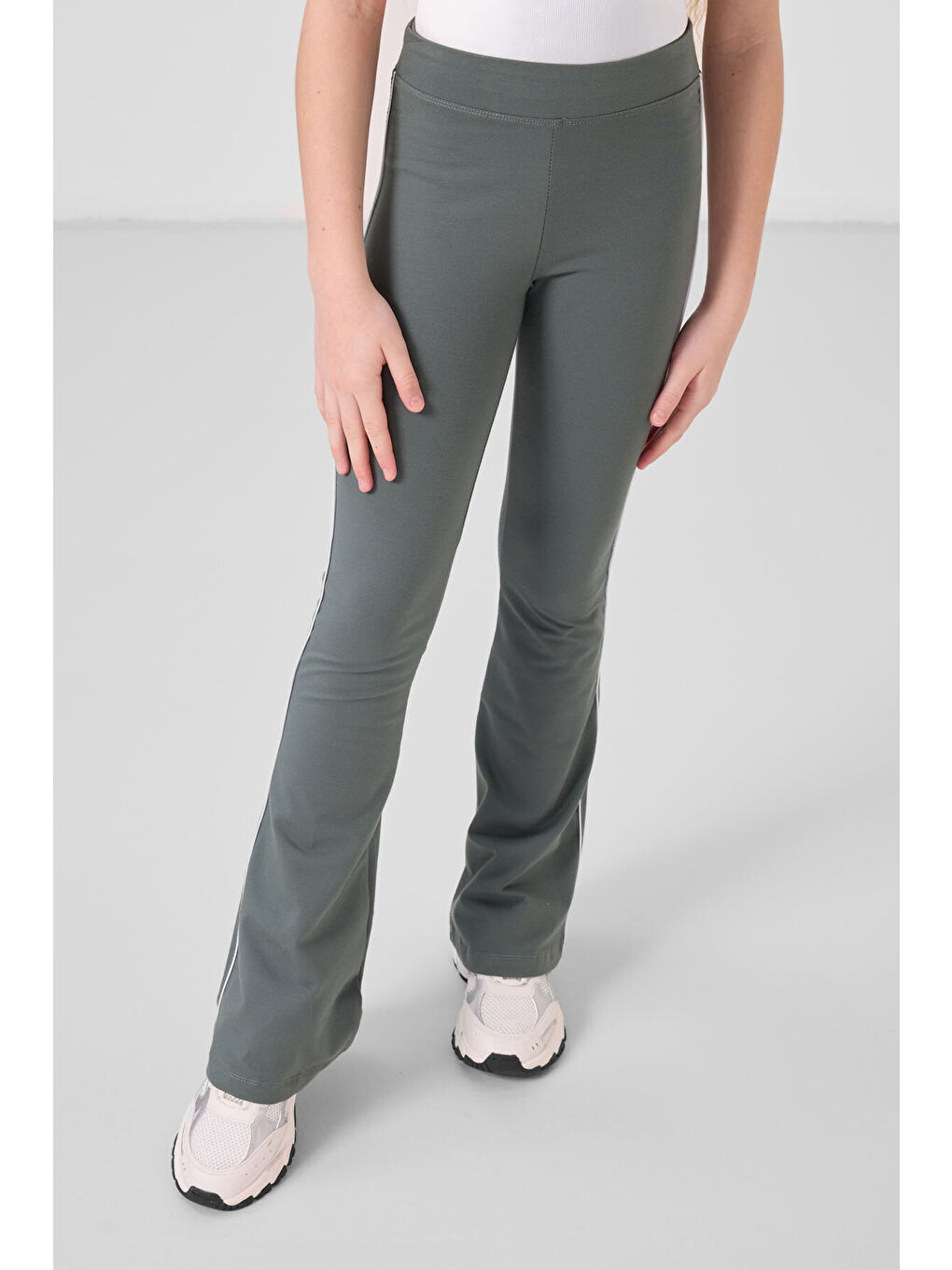 Beyaz-Haki Pamuklu O Yaka Standart Fit Basic İspanyol Paça Kız Çocuk Tayt Takım - 75192-3