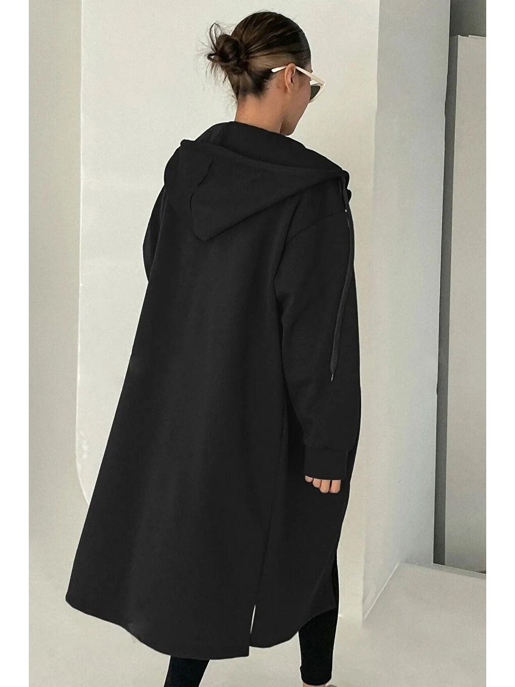 Kadın Siyah Oversize Cepsiz Uzun Kapüşonlu Hırka-1