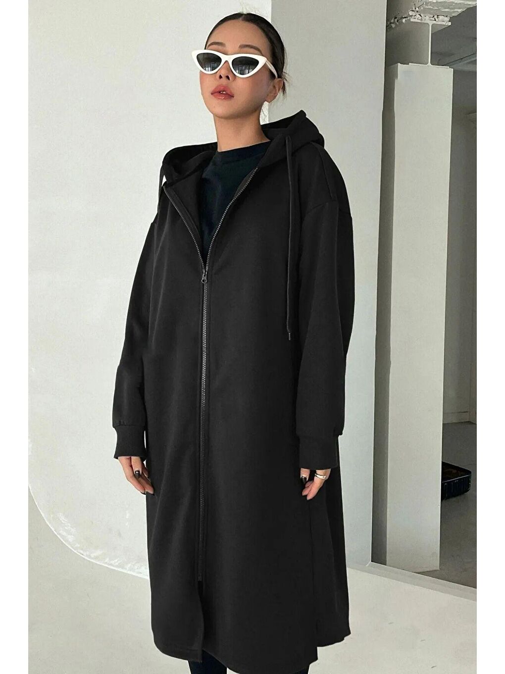 Kadın Siyah Oversize Cepsiz Uzun Kapüşonlu Hırka-2