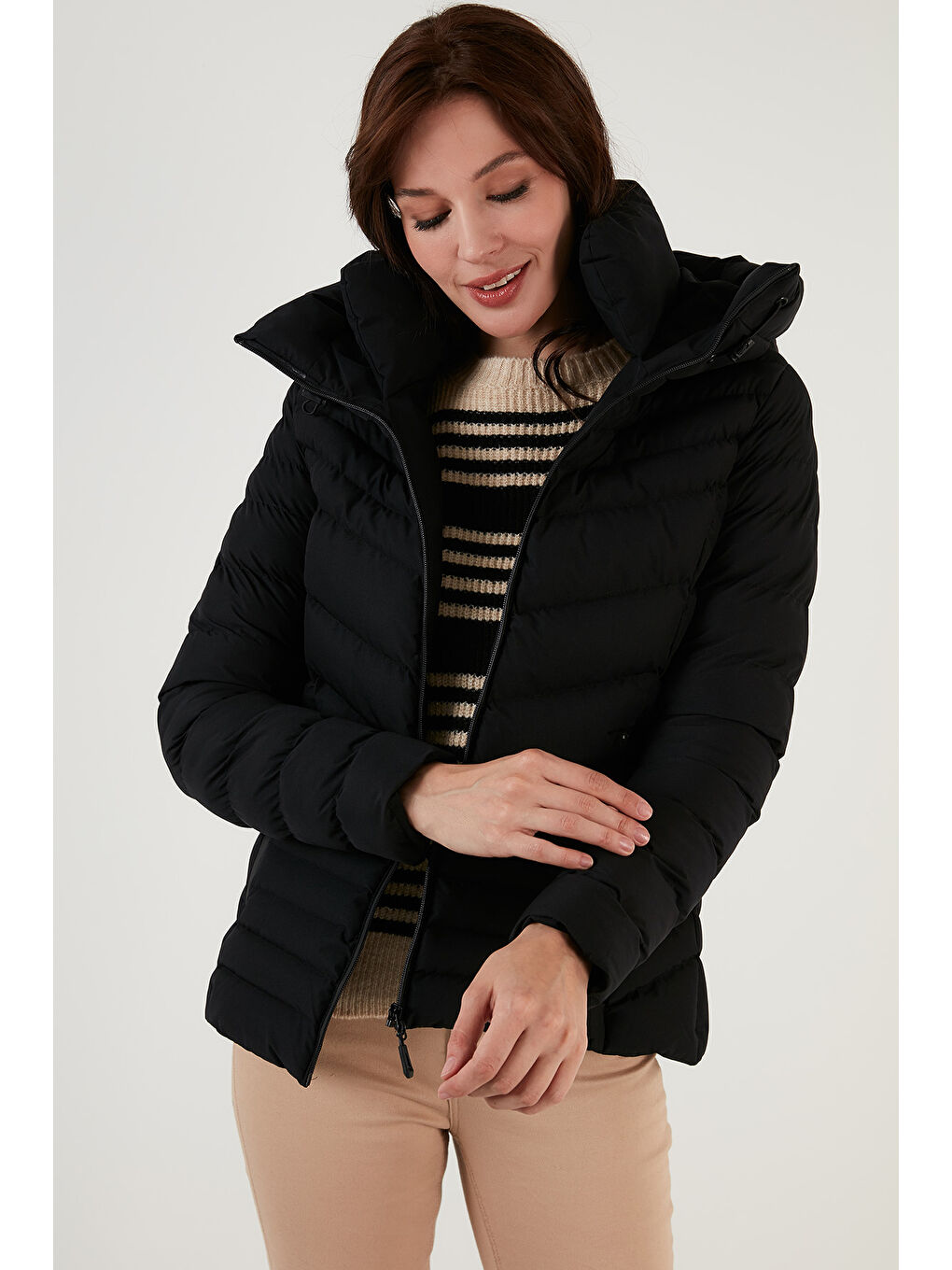 Siyah Kapüşonlu Dik Yakalı Cepli Dar Kesim Şişme Kadın Mont 6274121-5