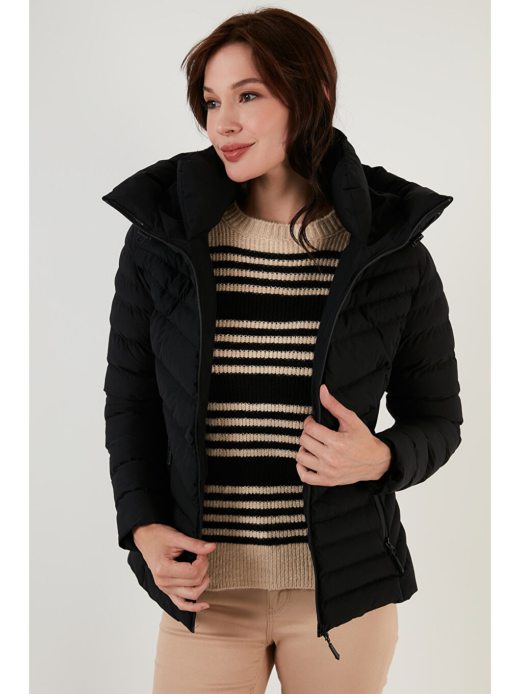 Siyah Kapüşonlu Dik Yakalı Cepli Dar Kesim Şişme Kadın Mont 6274121-7