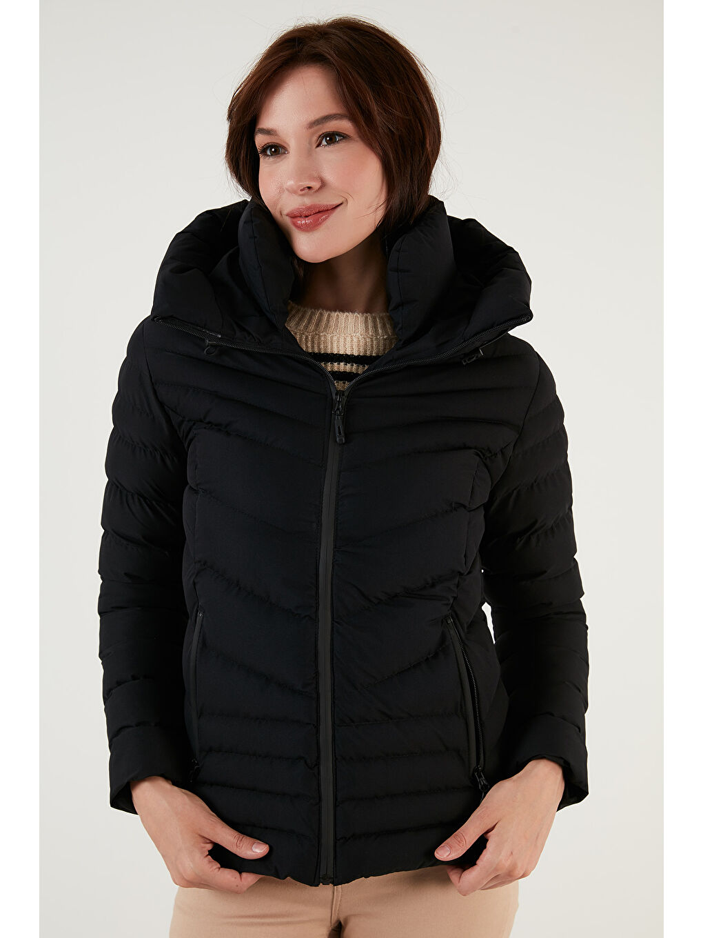 Siyah Kapüşonlu Dik Yakalı Cepli Dar Kesim Şişme Kadın Mont 6274121-8