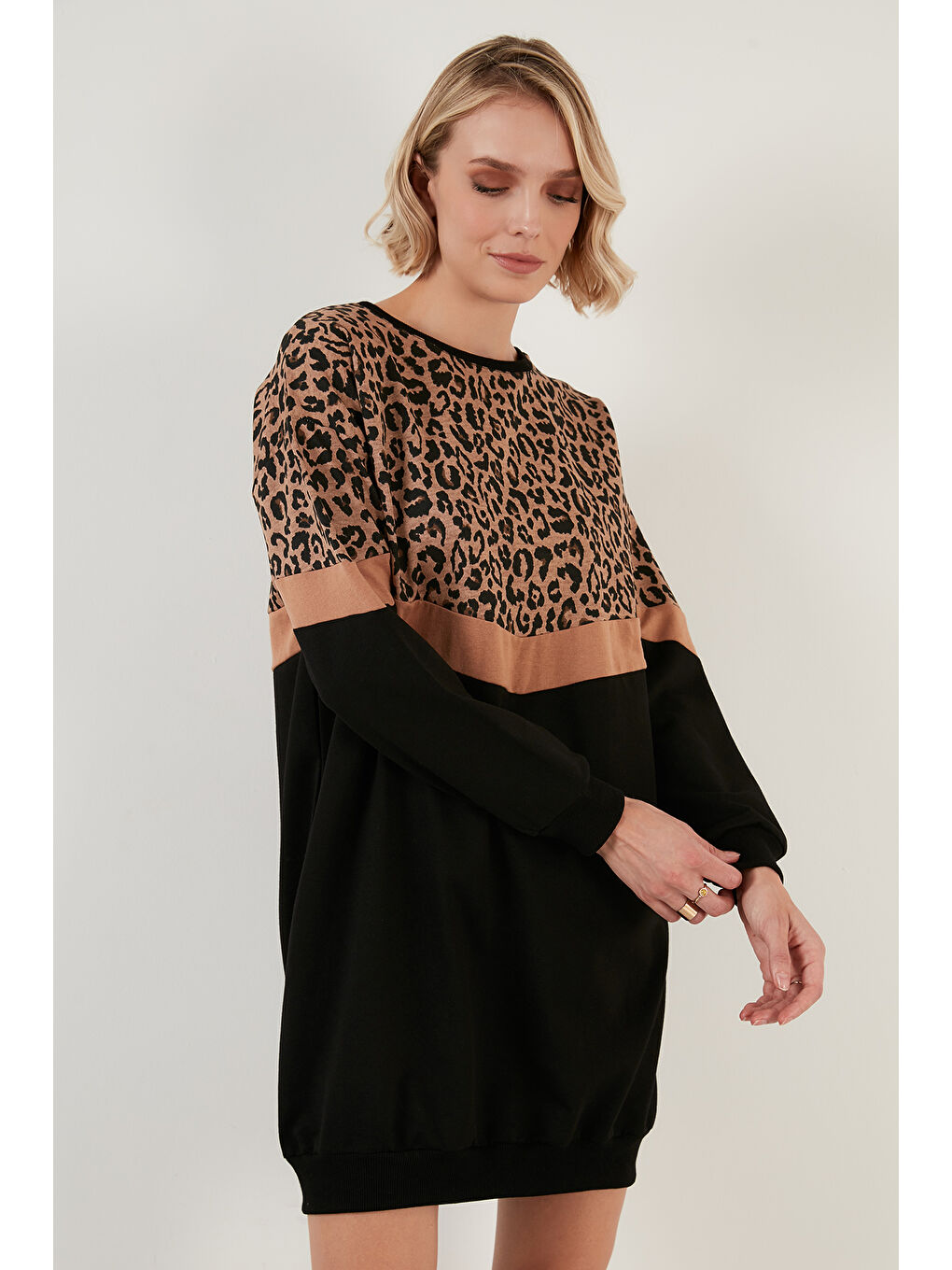 Siyah Leopar Desenli Renk Bloklu Bisiklet Yaka Tesettür Tunik 5863604-5