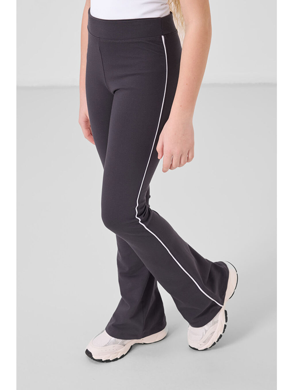 Beyaz-Antrasit Pamuklu O Yaka Standart Fit Basic İspanyol Paça Kız Çocuk Tayt Takım - 75192-1