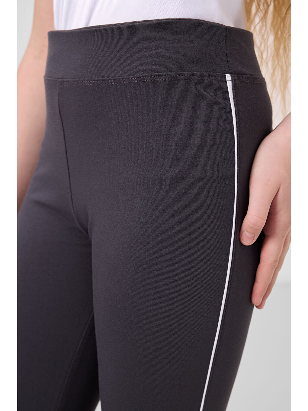 Beyaz-Antrasit Pamuklu O Yaka Standart Fit Basic İspanyol Paça Kız Çocuk Tayt Takım - 75192-3