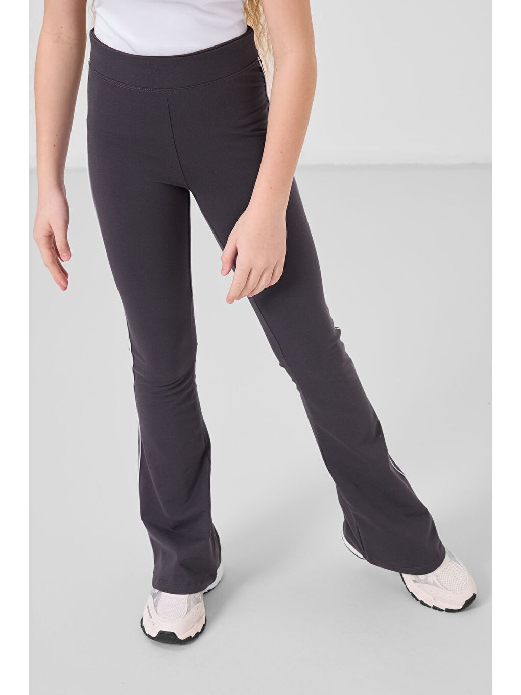 Beyaz-Antrasit Pamuklu O Yaka Standart Fit Basic İspanyol Paça Kız Çocuk Tayt Takım - 75192-4