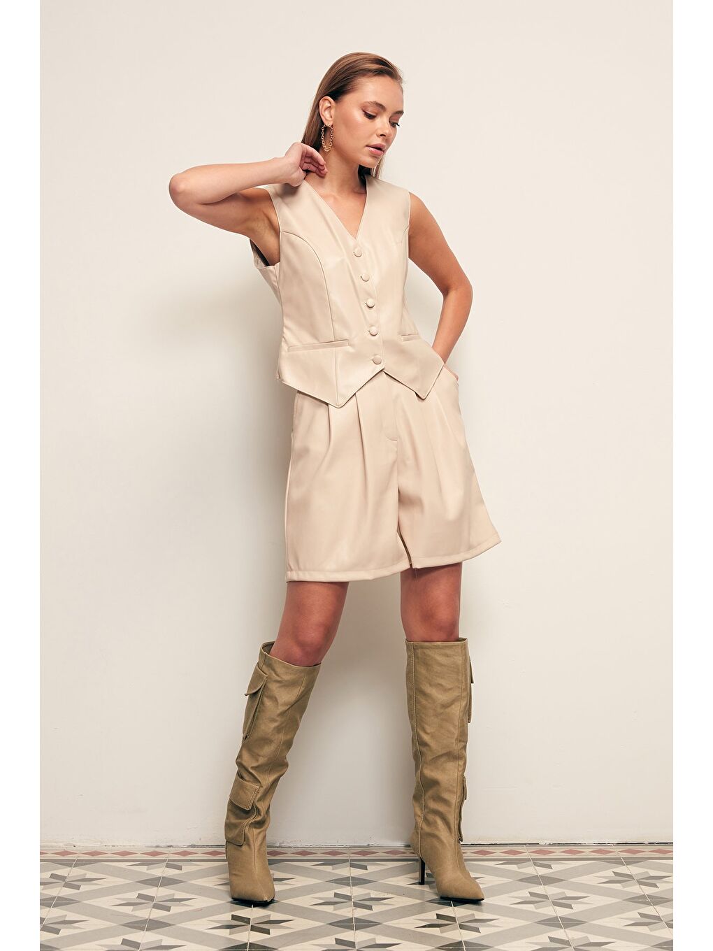 Bej Düğme Detaylı Deri Yelek - Taş-1