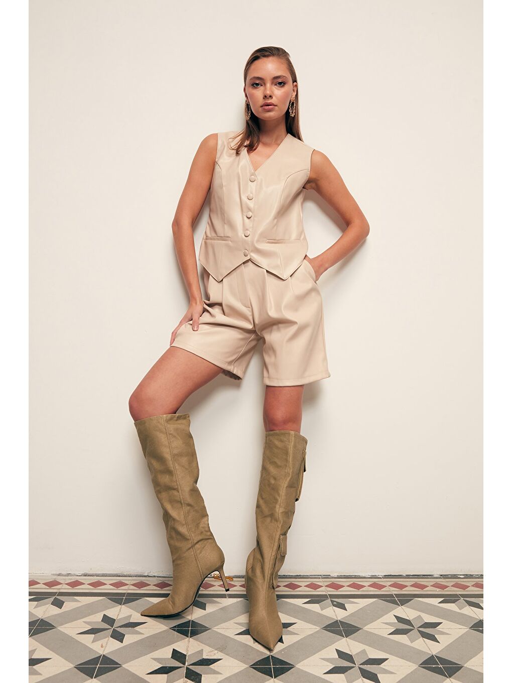 Bej Düğme Detaylı Deri Yelek - Taş-3