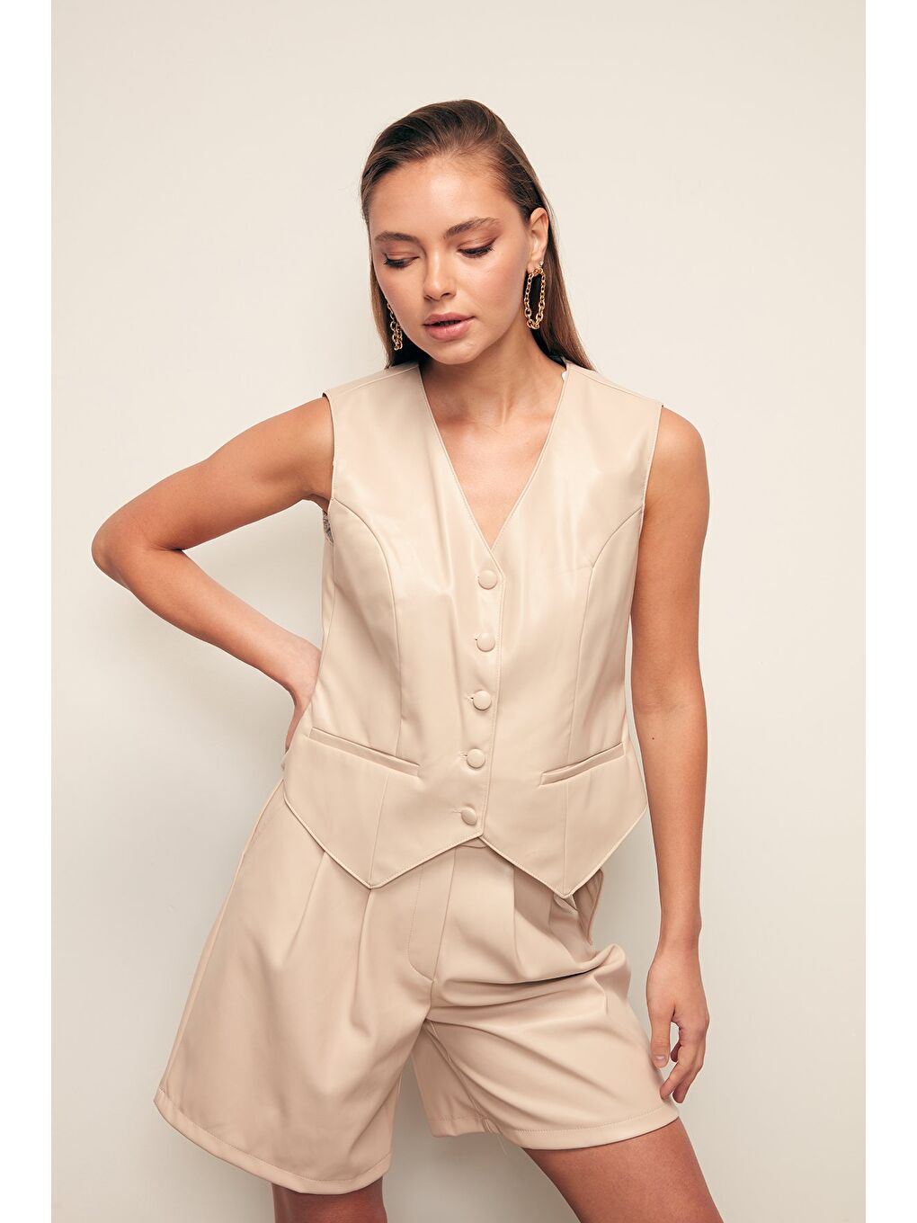 Bej Düğme Detaylı Deri Yelek - Taş-4