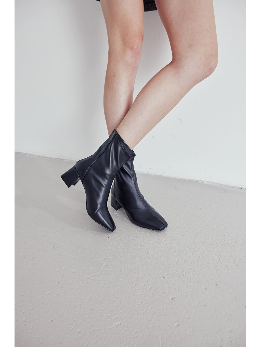 Siyah SASHA Küt Burun Arkadan Fermuarlı Kadın Topuklu Bot-7