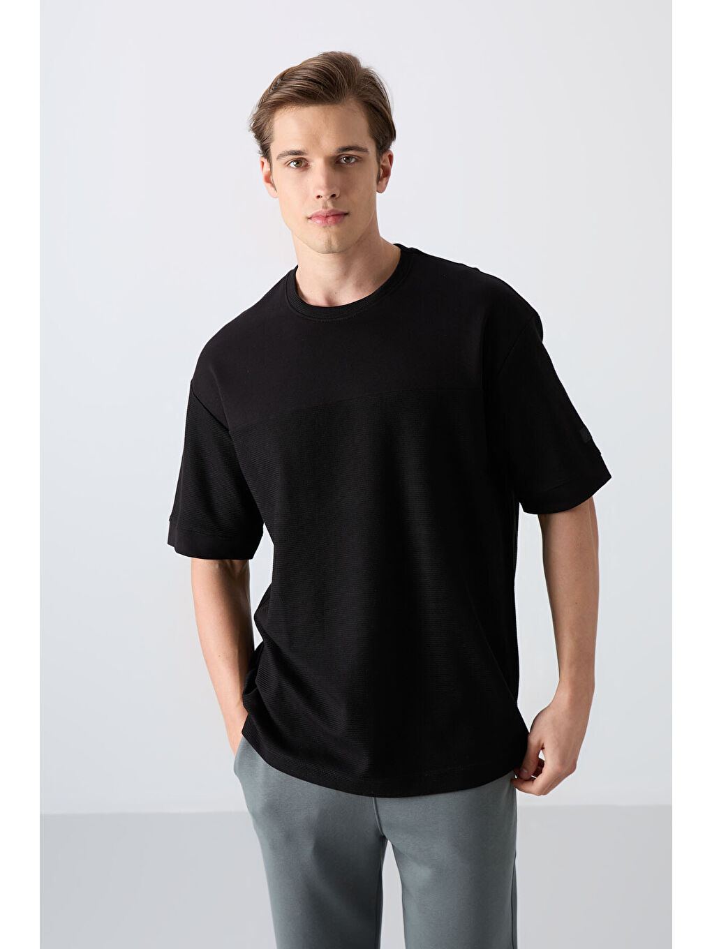 Siyah Pamuklu Kalın Yüzeyi Dokulu Oversize Fit Basic Erkek Tişört - 88340-3