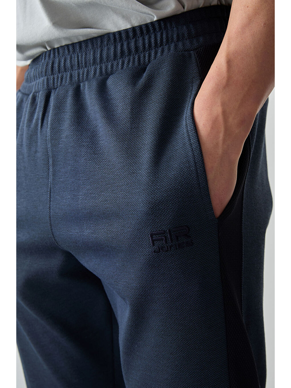 İndigo Yüzeyi Dokulu Standart Fit Nakışlı  Eşofman Alt - 82126-2