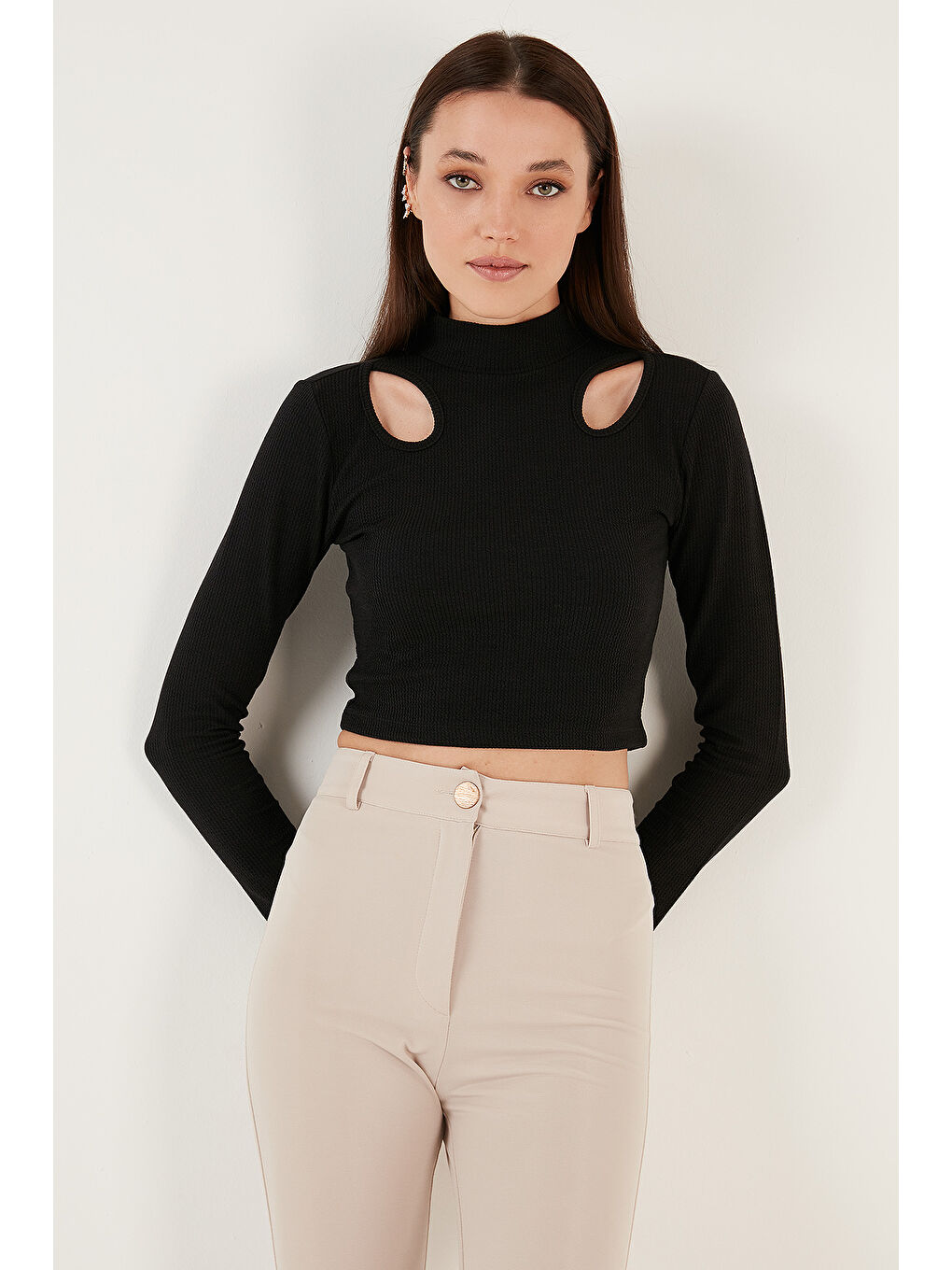 Siyah Esnek Slim Fit Cut Out Pencereli Dik Yaka Crop Bluz 5865348-5
