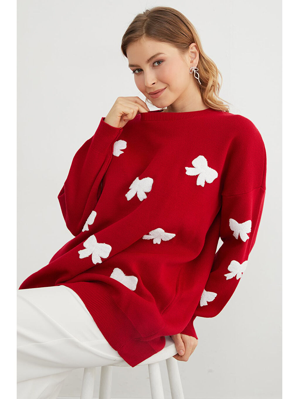 Kırmızı Kurdele Nakışlı Bisiklet Yaka Oversize Triko Kazak-1