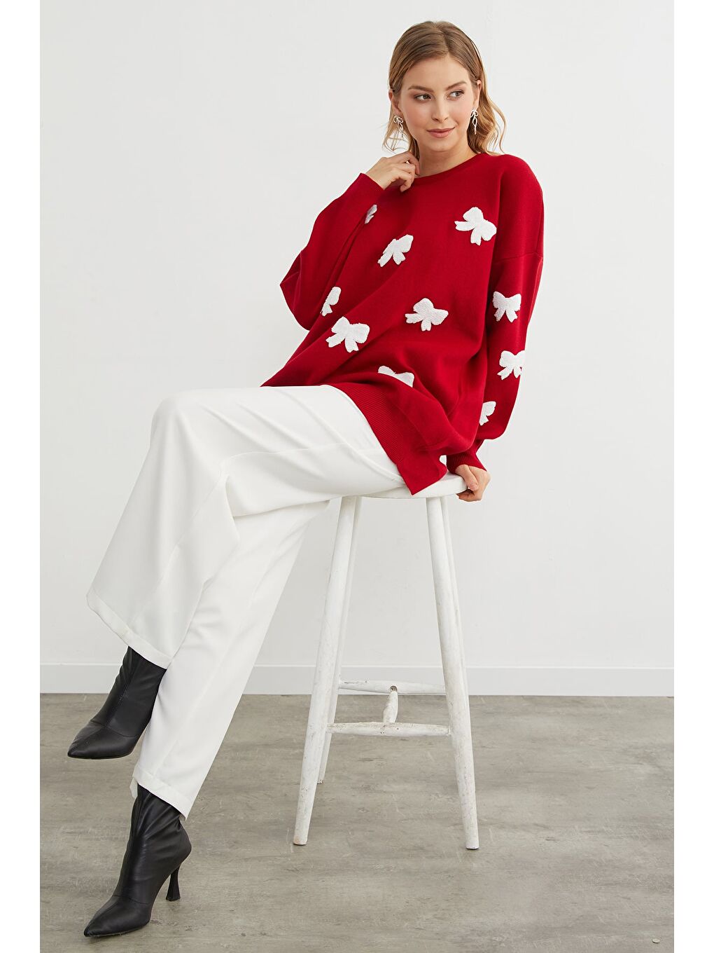 Kırmızı Kurdele Nakışlı Bisiklet Yaka Oversize Triko Kazak-2