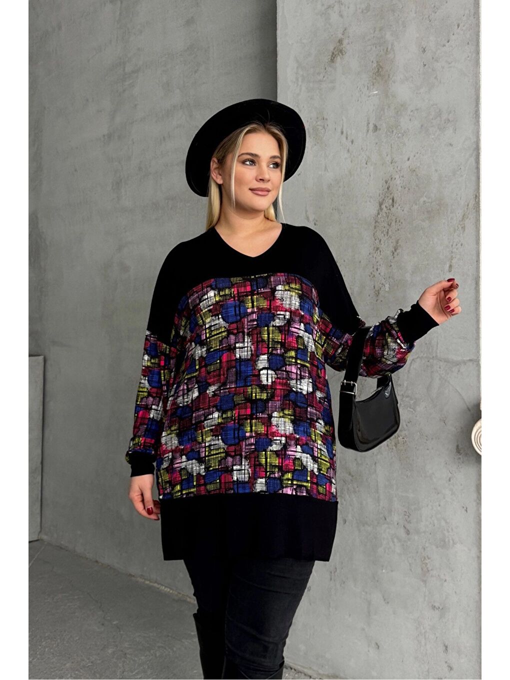 Siyah Büyük Beden Uzun Kollu V Yaka Yanı Yırtmaçlı Desenli Bluz 89-45